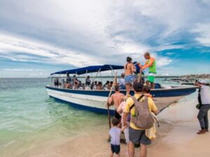 PLAYA TRANQUILA EN LANCHA